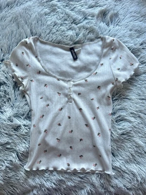 Coquette topp  - En otroligt fin coquette topp från h&m, i storlek xs! Använt fåtal gånger, säljer för den inte passar mig. ❤️