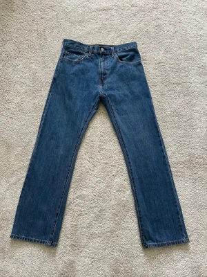 Blåa Levis 517 Bootcut Jeans Storlek W34 L32 - Mycket fina Levis Jeans i blå färg. | Jeansen är i mycket bra skick och sparsamt använda. |  Äkta som allt annat jag säljer! ✅ |  Storlek: W34 L32  | Skick: Mycket Bra Skick (SE SISTA BILDER) | Färg: Blå | Märke: Levis | Modell: Jeans |   Hör gärna av dig vid frågor så svarar jag så fort jag kan! 😁 |  (SKU - 215)