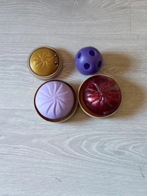 Squishys och clickity dumpling med en needoh ball - Säljer ett set med squishys, som innehåller två squishy dumplings och en clickity dumpling och en squishy needoh ball. Allt är plast material och kan återvinnas.