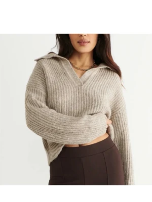 Beige stickad tröja med krage - Superskön o snygg stickad tröja, använd ett fåtal gånger💕