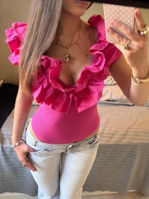 Vringad rosa zara volangbody  - Så fin vringad Rosa volangbody från Zara! Jag är 168 och det är mina bilder, köp via köp nu direkt eller Swish, kvar tills markerad som såld 💖 