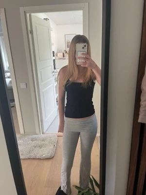 Grå mjukisbyxor med utsvängda ben - Säljer ett par ljusgrå mjukisbyxor med utsvängda ben och bred linning. Byxorna är i mjukt och stretchigt material, perfekta för chill dagar hemma eller när du vill ha det bekvämt. Passar dig som gillar en avslappnad och trendig stil.