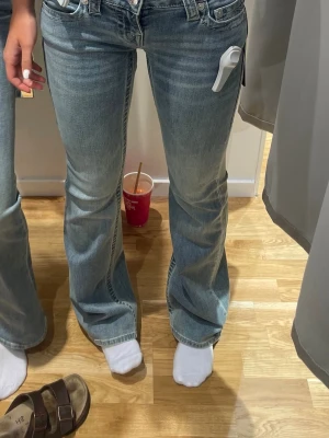 ‼️SÖKER ett par true religon jeans i storleken w23 helst för 700 kr eller mindre‼️ - Söker ett par jeans som ser ut så här för 700 kr eller mindre 
