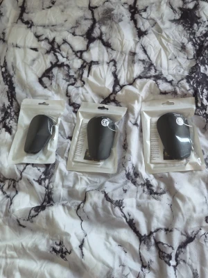 Passa på och köp mini benskydd endast 3 på lager - Mini benskydd säljs för 90kr helt nya endast 3 på lager så fort dessa säljs köps nya. ENDAST 90kr/st. 8cm höga 5cm breda.