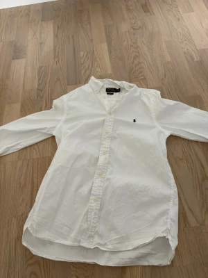 Vit skjorta från Polo Ralph Lauren - Nu säljer jag min vita ralph lauren skjorta som jag har haft med mig länge, den är köpt på nk i stockholm och nu ska jag sälja den för den är för liten, den har en pytteliten fläck vid bröstet, det går säkert bort i tvätten, Skjortan passar till 165-175 cm
