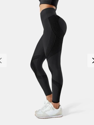 Svarta tights från gymfit -  svarta tights med hög midja och mönstrade detaljer i tyget. Aldrig använda och retur tiden passerade 