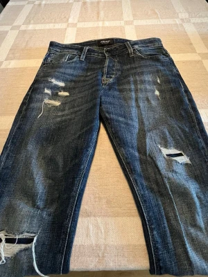 Jack n Jones slim Glenn  - Säljer då mina jeans köpte för ungefär 1 år sen men måste sälja nu för de har blivit för små. Strl 30/30, nypris runt 900kr. Nytt skick.