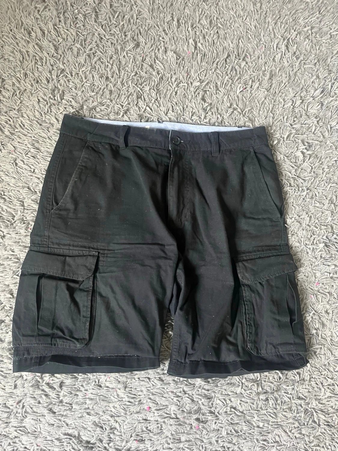 Svarta cargoshorts från Dressmann