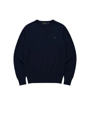 Mörkblå stickad tröja med V-ringning - Klassisk mörkblå stickad tröja från Polo Ralph Lauren med V-ringning och diskret broderad logga på bröstet. Tröjan har långa ärmar och ribbade muddar vid ärmslut och nederkant. Perfekt för lager på lager och stilren look.