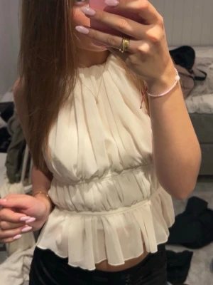 Rygglös topp - Beige topp som är öppen i ryggen💗