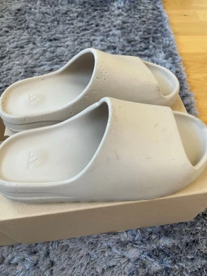 Yeezy slides - Säljer nu mina Yeezy slides i okej skick. Hör av dig vid frågor