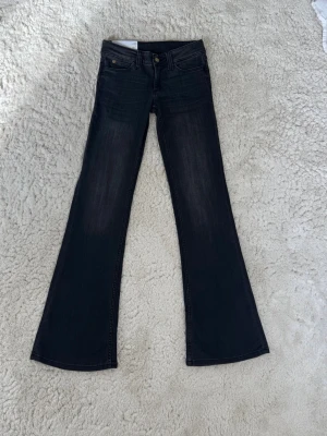 Svarta Cheap Monday jeans från Weekday - Säljer dessa snygga Cheap Monday jeans från Weekday, i storlek W27/L32. Jeansen är bootcut, lågmidjade och svarta i färgen.   De är helt oanvända och har lapparna kvar. Nypris var 499, säljer dem för 320kr.💕