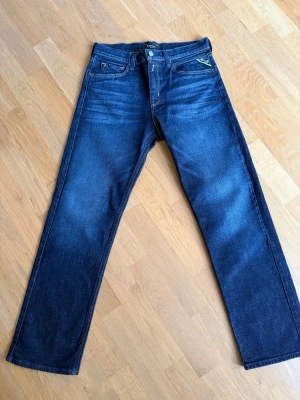 Mörkblå replay jeans - Säljer ett par mörkblå jeans från replay. De är väldigt lite använda och passar 160cm lång kille. Storlek 14 i barnstorlek. 