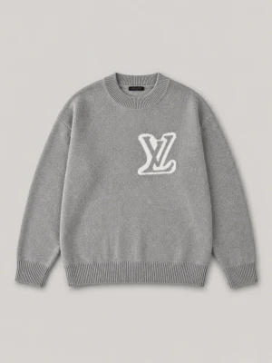 Louis Vuitton LV Intarsia - TVEKA INTE MED ATT FRÅGA OM BILDER!!Snygg grå stickad tröja med stor vit LV-logga framtill och baktill. Tröjan har rund halsringning, ribbade muddar vid ärmslut och nederkant samt en avslappnad passform. Perfekt för dig som gillar stilrena och trendiga plagg. Sitter boxy.