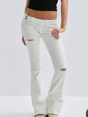 Vita bootcut jeans med slitningar  - Säljer mina Gina Young jeans i vanlig längd i strl xs, använt fåtal gånger.