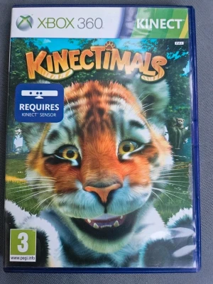 Kinectimals till Xbox 360 Kinect - Kinectimals är ett spel till Xbox 360 där du interagerar med söta djurungar som tigrar och leoparder via Kinect-sensorn. Omslaget är färgglatt med en tecknad tigerunge i fokus. Perfekt för dig som gillar djur och äventyr i en fantasifull miljö.