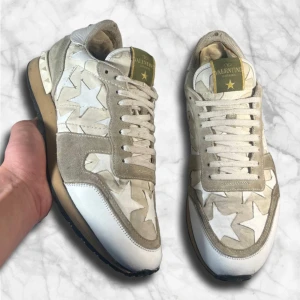 Valentino rockrunner  - Storlek: 43 | og: box | skick: 6/10 ganska slitna men går lätt att ha på sig.