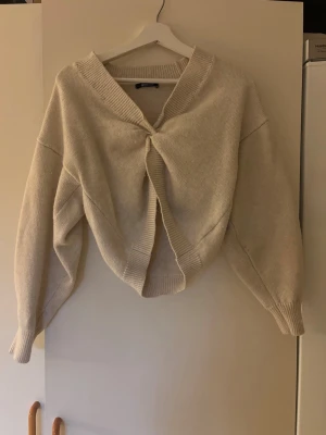 Beige stickad tröja  - Beige/cremefärgad stickad tröja från Gina Tricot i storlek XS.   Använd och lite nopprig på vissa ställen, men jag kommer att försöka ta bort så mycket noppor som möjligt innan den skickas. I övrigt fint skick.
