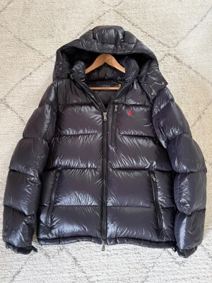 Ralph Lauren jacka - Riktigt snygg Ralph Lauren jacka i väldigt bra skick. Jackan har inga skador eller hål. Jackan har en bra passform som gör att den ser snygg ut.