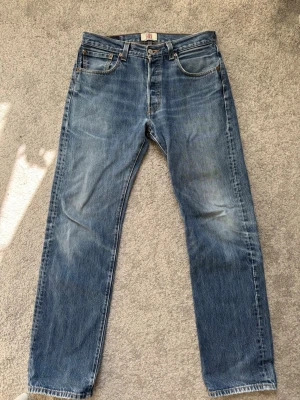 Levi’s 501 - Tja, säljer nu dessa riktigt feta Levi’s jeans i modellen 501. Jeansen har riktigt schyssta vintage fades och är i bra skick. Storlek 33/34. Hör av dig vid funderingar!