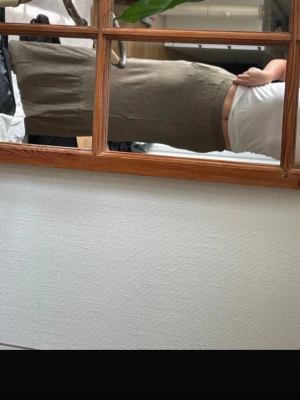 Olivgröna volang kjol - Säljer en beige långkjol i mjukt bomullstyg. Kjolen har en rak passform och sitter högt i midjan. Enkel och stilren design som passar till många olika looks. Köpt second hand