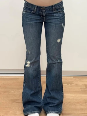 abercrombie jeans med revor  - perfekta jeans i utmärkt skick ✨ leverans samma dag som köpet   100 % bomull mycket bra kvalité  passar S storlek 2 enligt lappen känns som ungefär W27  midja rakt över 38 innerben 76 lår 22 