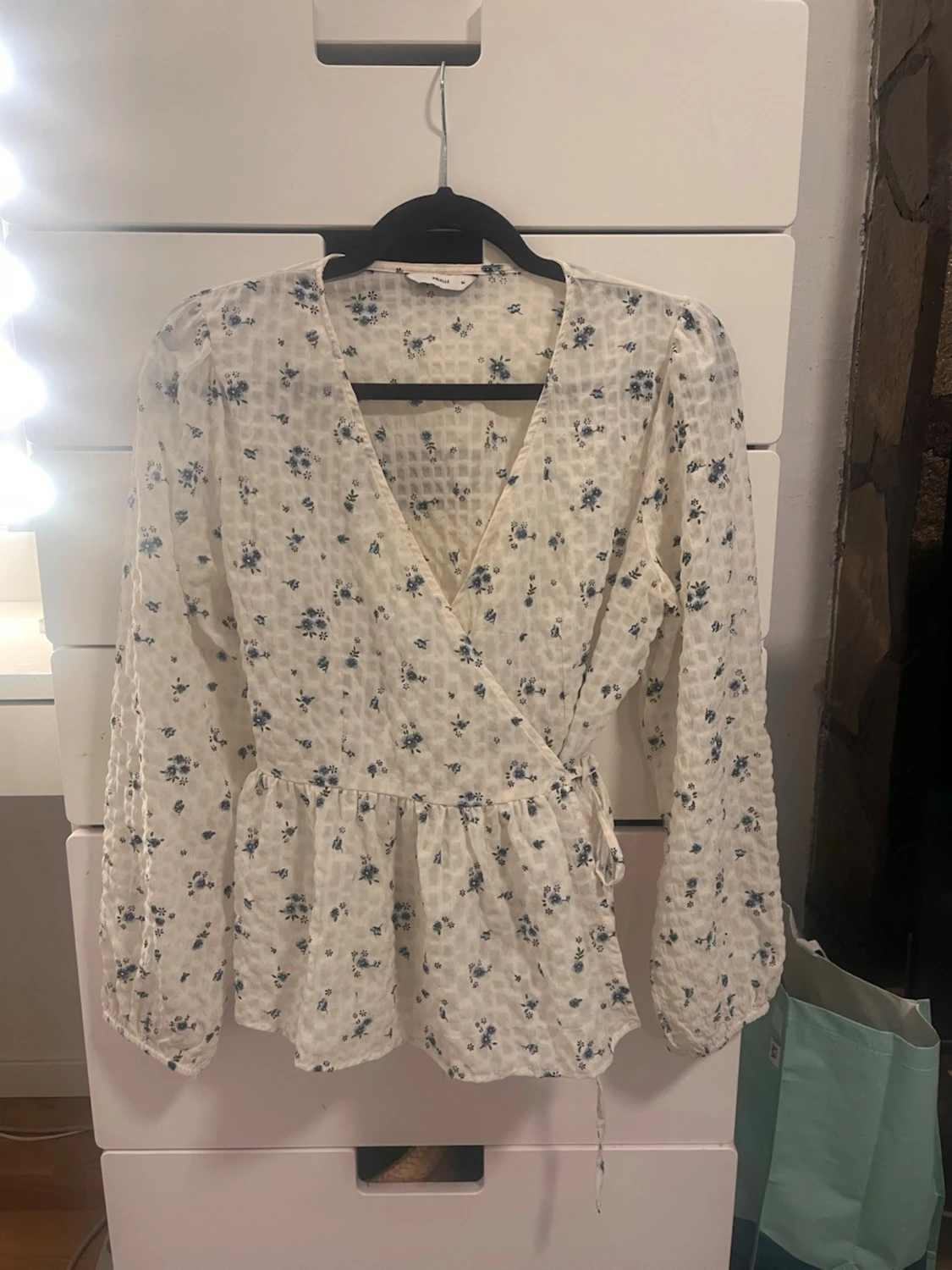Vit blommig omlottblus från Pigalle