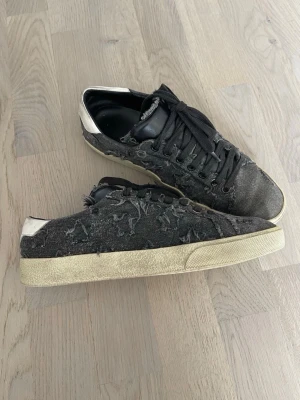 Saint Laurent skor -  Ysl skor- modell SL/06- givetvis äkta- skick 8/10-  allt og som box dustbag skötsel kort certifikat kvitto m.m storlek -42 Hör av dig vid frågor pris ej hugget i sten  