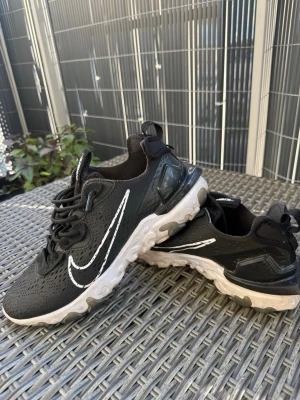 Svarta Nike react visions - Snygga svarta Nike react visions i storlek 42,5. Skorna är använda och behöver tvättas, se bilder.