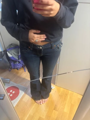 True religions  - True religion jeans i storlek 29 i modellen joey low waist. Säljer då dem e förstora. Inga stora tecken på användning förutom små slutningar längs ner och tre små hål på insidan av jeansen men inget som syns på utsidan alls ! 💕 
