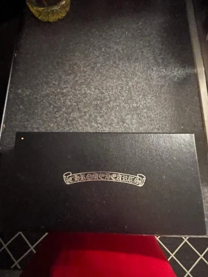 Chrome Hearts solglasögonfodral - Säljer ett snyggt och exklusivt solglasögonfodral från Chrome Hearts. Fodralet är svart med märkets logga i silver på locket och är gjort i ett stilrent material som känns lyxigt. Perfekt för att skydda dina solglasögon med stil.