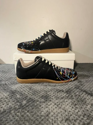 Maion Margiala skor - Maison margiela skor med paint splatter. Storlek 43 i skick 9/10. Skriv för frågor