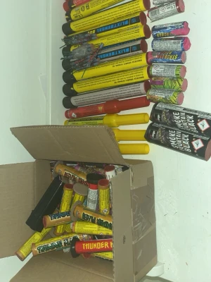 Samling fyrverkeripjäser och bengaler - Jfs-1 black smoke 60kr st  Stroboskop 3 pack 20kr st 150 för 6st  Bengalos gul 55kr  Mr light 1 röd 65kr st  Tropic red flare  Blixt bengal vit 2vit o gul 6st 55kr st  Elios PF2 1 röd 3 gul 85kr st Massa små stroboskop 60kr för alla. Inge bangers kvar o inga airbombs slut på en av 2 bengalerna 700kr för alla som är kvar vid snabb affär