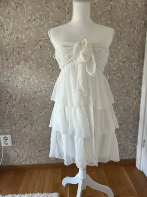 Strapless klänning  - Köpt på vinted men den är från Nelly 💕 