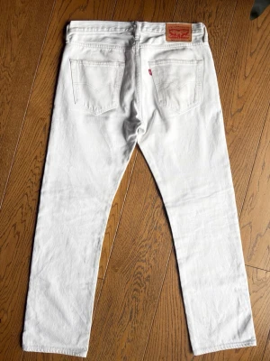 Vita Levi's 501 jeans - Extremt fina 501 som lägger sig perfekt över skorna, notera att byxorna är mer i längd storlek L32 o inte L34