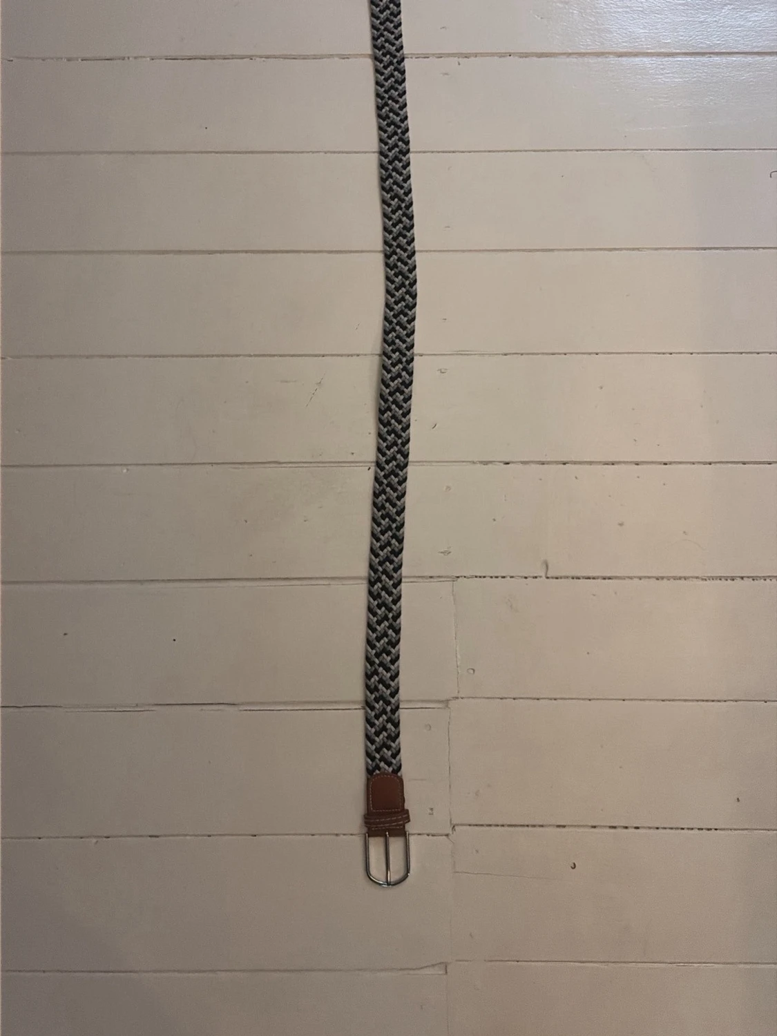 Svartvitt flätat bälte med läderdetalj - 3