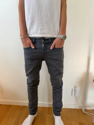Dondup - Dondup ”manroe” 27/30 modellen är ca 168. Mått: 36/92.                                            Hör av er för mer frågor eller info🙌