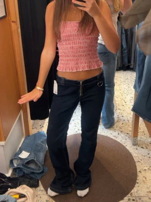 Coola jeans - As coola jeans som är köpta på en vintagebutik i Köpenhamn och endast används en gång efter det. Passar perfekt till fest eller bara till vardags!!💓💓