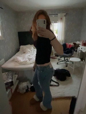 True religion joey low rise flare 25 - Säljer ett par true religion joey low rise flare i storlek 25. Låg midja och utsvängda ner till foten. Super snygg passform och mycket bekväma! Säljer dem då de tyvärr är lite tighta i låren och lite långa! 😢 De är inte använda mer än att jag testat dem! Köpta för 1299 kronor.