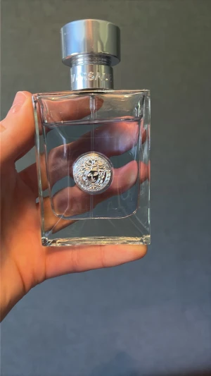 Versace Pour Homme EDT - Äkta Versace Pour Homme Eau de Toilette, 50 ml. Mycket fint skick och sparsamt använd. Se bilder för exakt mängd kvar. Förvarad inomhus och varsamt använd. Skickas väl emballerad.