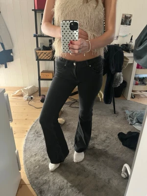 Svarta bootcut jeans - Svarta bootcut jeans från H&M i storlek 36.