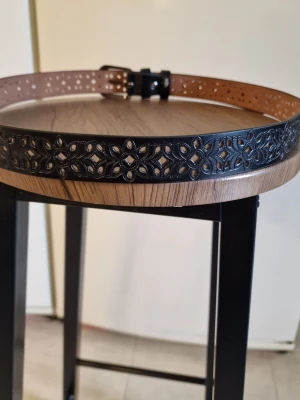 Skärp svart - Bälte 110 cm långt. 2,8 cm brett. PU läder.