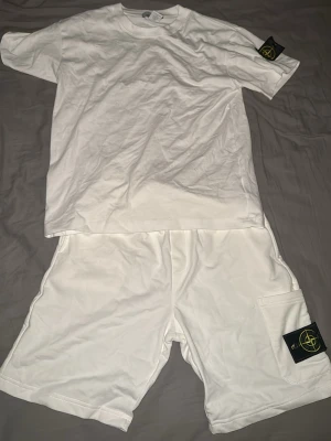 Vita shorts från Stone Island - Säljer ett par vita shorts från Stone Island med klassisk logotyp-patch på benet. De är helt nya har inte använd de.