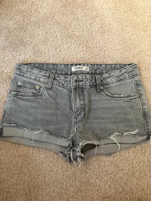 Low waist grå jeans shorts - Säljer nu mina grå shorts som från början var ett par jeans jag gjorde om till shorts 