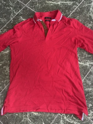 Långärmad Pike från Massimodutti - En långärmad pike, märker är Massimodutti. Storlek S. Färg Röd och tröjan har brun mocka vid kragen samt blåvita ränder. Bra skick endast lite skrynklig. Hör av dig vid fler frågor eller bilder.
