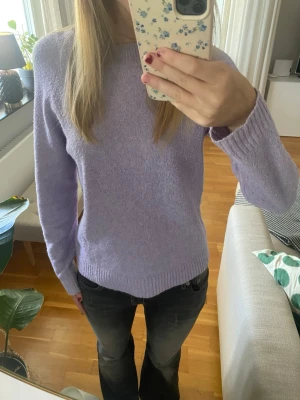 Ljuslila stickad tröja - Lila stickad tröja från Vero Moda i storlek xs. I mycket bra skick men säljer då den inte kommer till användning💕