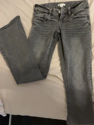 Lågmidjade jeans - Helt nya grå jeans från Gina