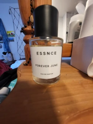 Essnce Forever June🍓🌸 - FOREVER JUNE EAU DE PARFUM👌I stort sett helt full, blommig/söt doft