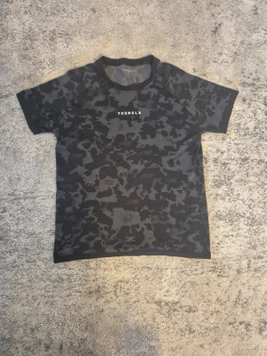Svart compression shirt från YoungLA - Compression shirt från YoungLA i storlek L, sitter fint på gympasset.