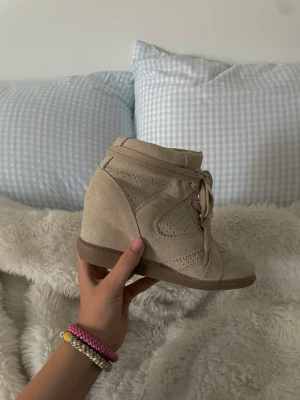 Pavement kilklackssneakers i beige mocka – stl 38 - Snygga kilklackssneakers från Pavement (Nelly) i ljusbeige, liknar Isabel Marants. Endast provat, aldrig använts! Se bilder för skick. ZStorlek 38.✨✨ Nypris: 1699kr